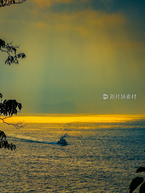 日落时海景映衬着戏剧性的天空