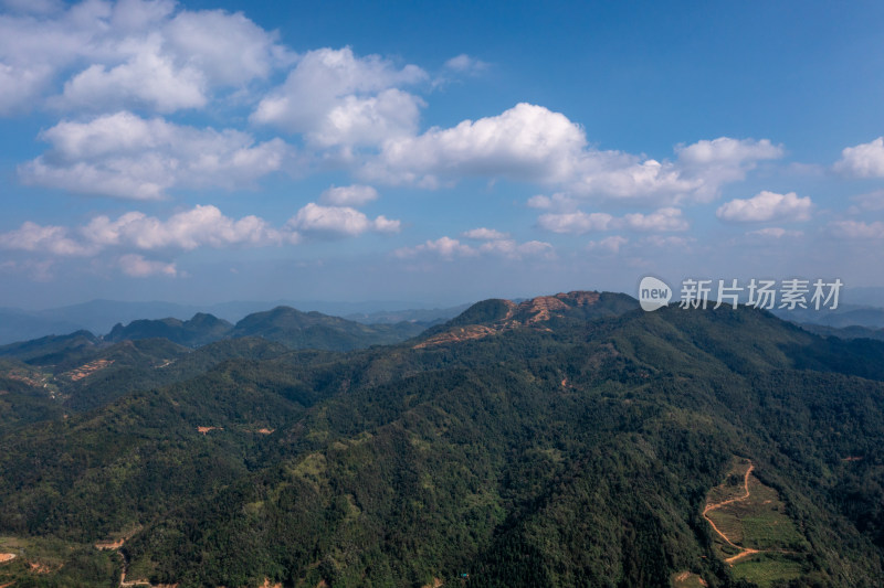 山脉 山峰 山峦 云雾缭绕的山峰