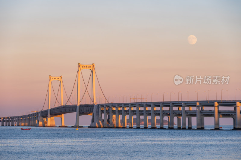 夕阳下大连星海湾大桥上空升起的月亮