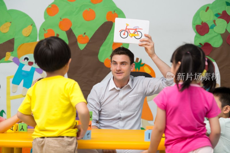 幼儿园外教男老师给儿童上课