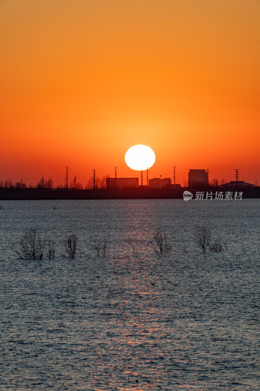 山东济宁邹城孟子湖湖面日落景观