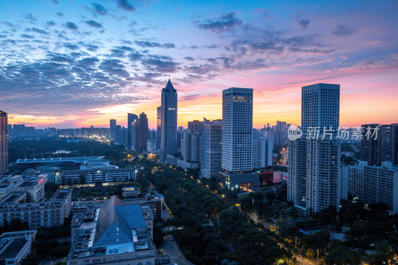 海南海口CBD都市绚丽色彩的暮色城市剪影