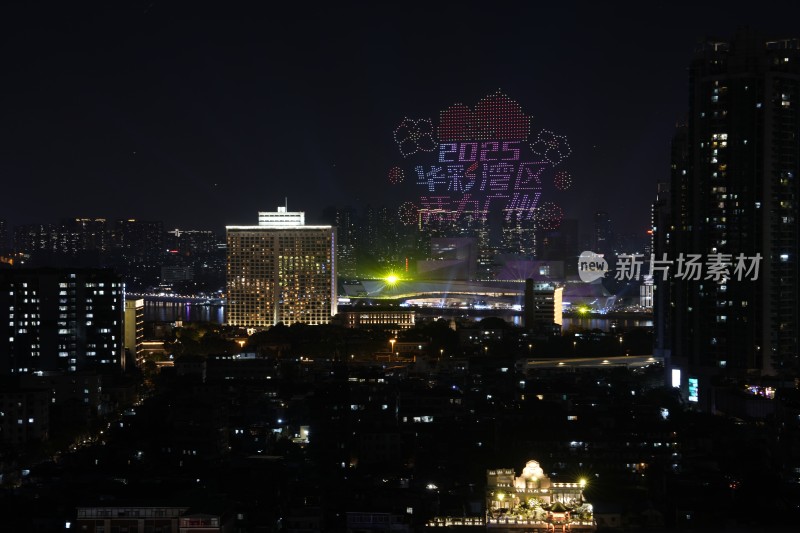 城市夜空下绚烂多彩的烟花盛宴