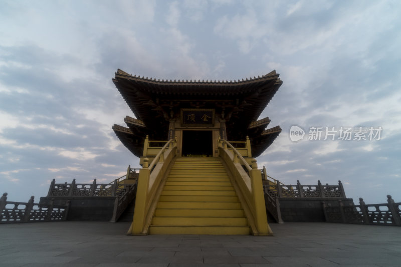 湖北随州大洪山古风建筑黄阶金顶宫殿全景