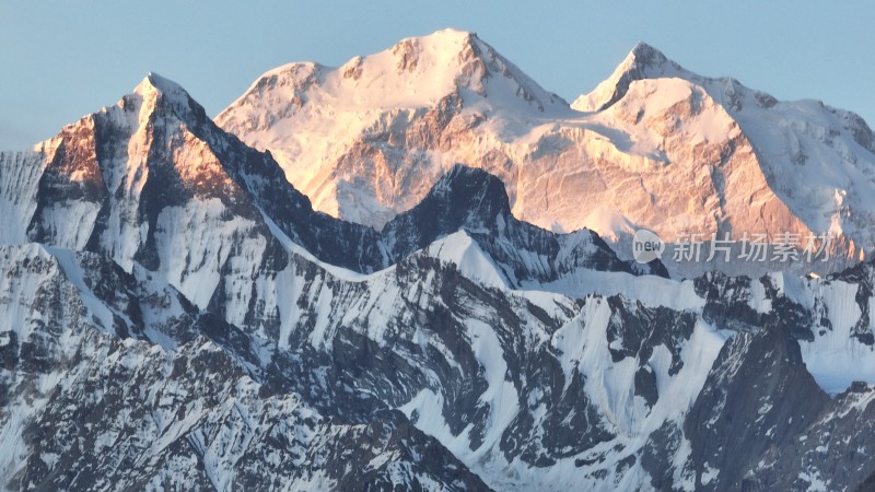 日照金山雪山