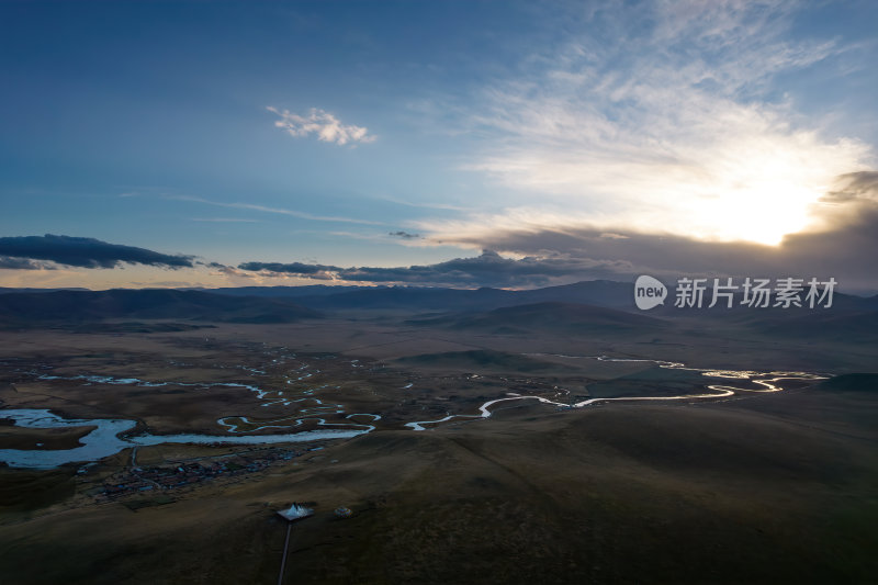 甘肃甘南玛曲阿万仓湿地蜿蜒河道草原航拍