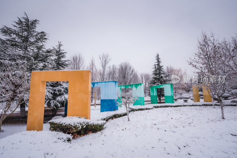 下雪了城市公园自然风景