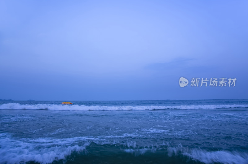 深圳大鹏半岛黄昏西涌海浪沙滩海景风光
