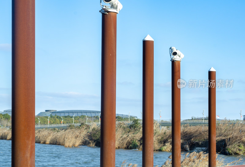 中国上海滴水湖景区的铁柱子