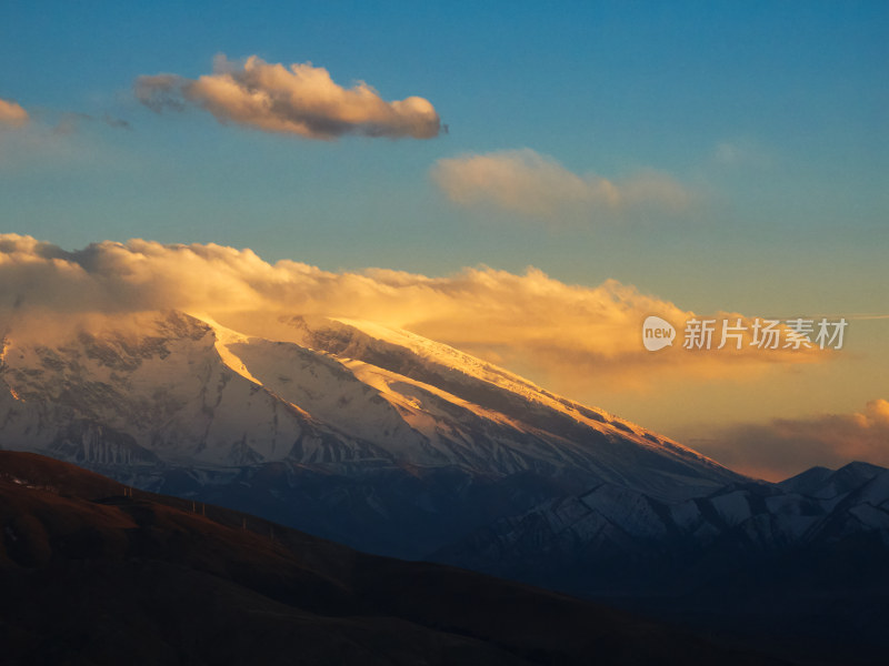 夕阳下的慕士塔格峰