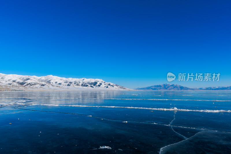 新疆冬季赛里木湖雪景雪山冰湖蓝冰日照金山