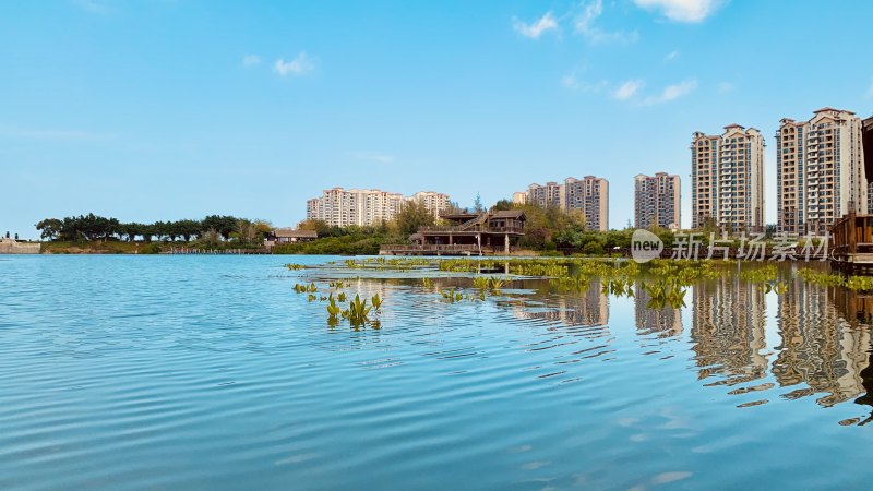 湖边高层住宅风景