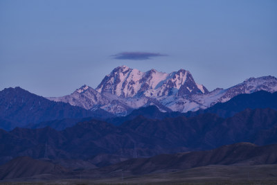 航拍天山博格达峰