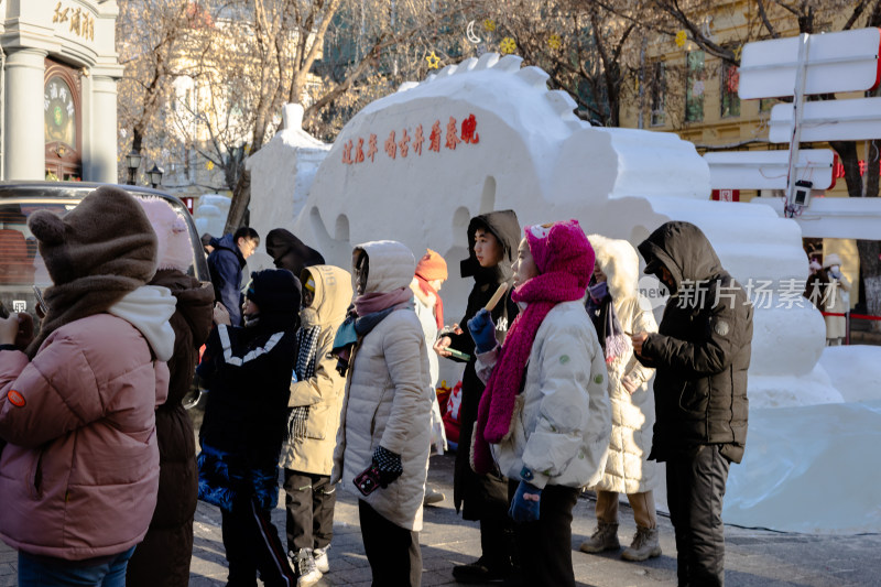 中央大街冬日街头人群聚集场景