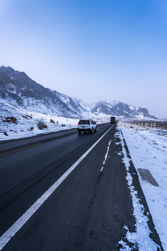 新疆冬季雪地公路