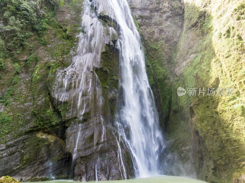 大自然高山流水瀑布湖南湘西大龙洞瀑布