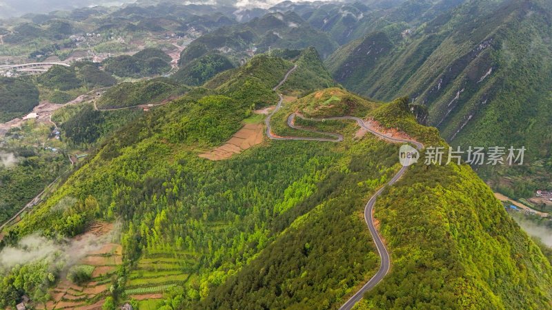 重庆酉阳：雾漫缭绕美青山