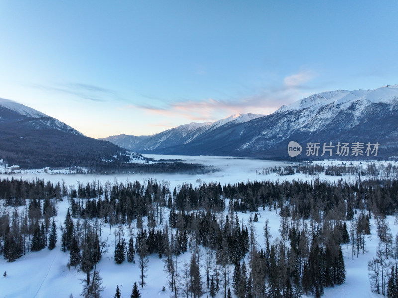 新疆阿勒泰喀纳斯雪景神仙湾晨雾雪山森林