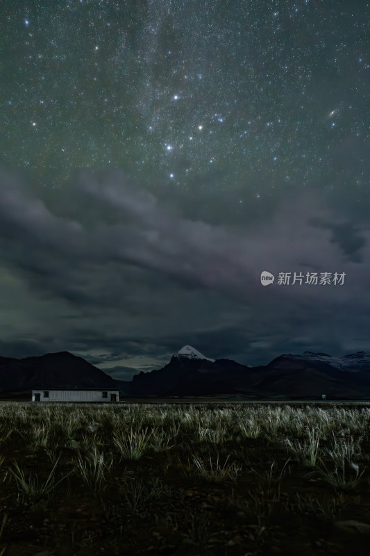 西藏阿里冈仁波齐荒原夜色与银河星空