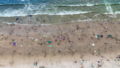 航拍海边沙滩游玩人群南澳岛青澳湾