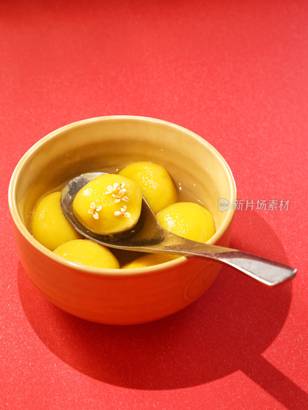 红色背景上的一碗中国传统美食汤圆元宵