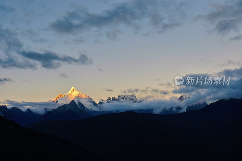 清晨日照金山风景