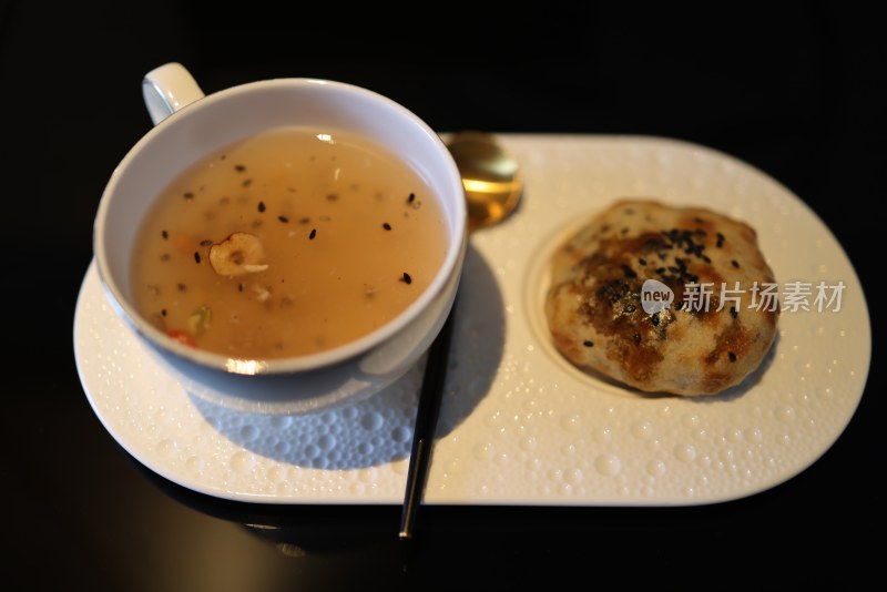 中国菜：手工干菜饼配坚果藕粉