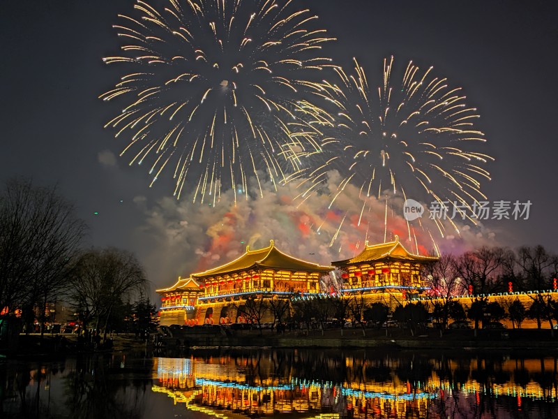 古建筑夜景烟花盛放倒影相映成趣