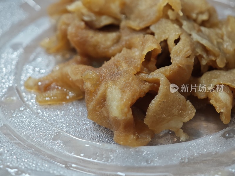 透明盘中的油炸食品