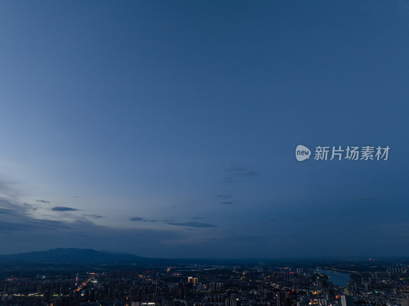 日落蓝调时刻 繁华城市上空 梦幻晚霞云层