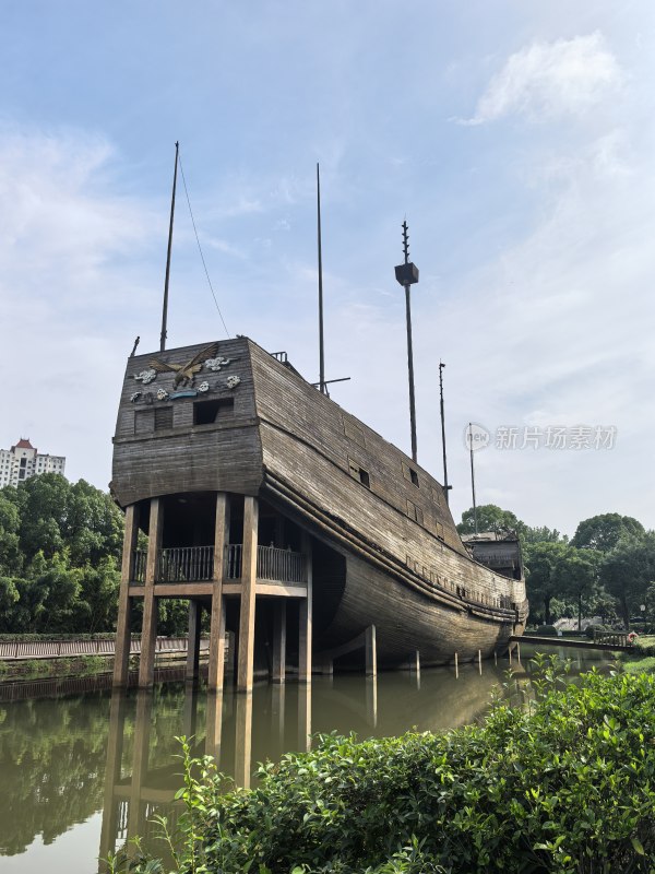 南京宝船遗址：水边古船造型建筑景观