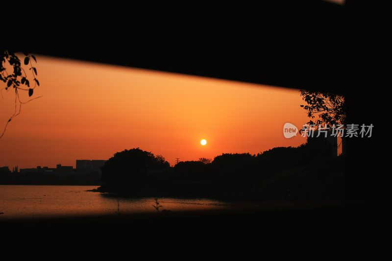 湖畔日落黄昏美景