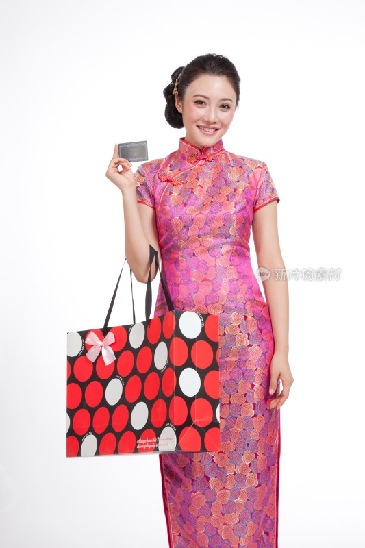 棚拍身穿中国传统服装的年轻女人购物