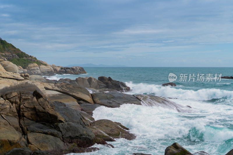 海浪拍打岩石的壮丽景象