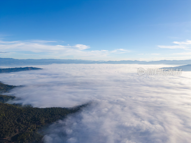 航拍云海中的景迈山山脉壮美自然景象