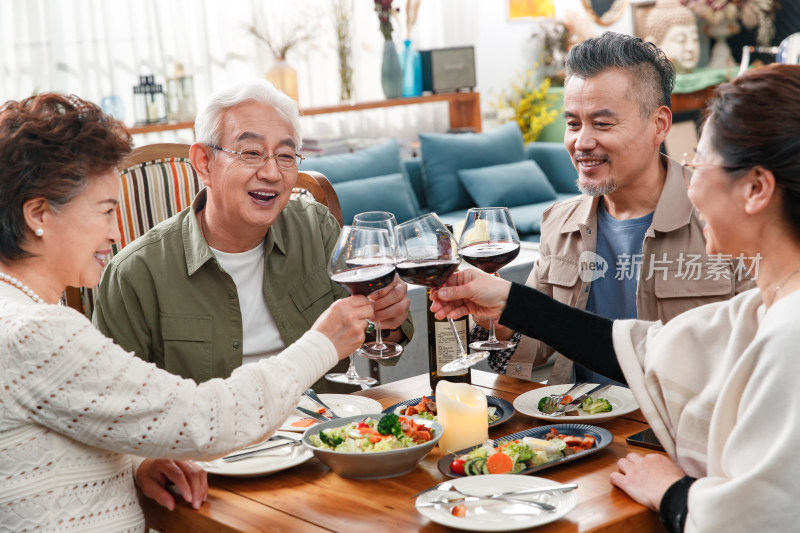 快乐的中老年朋友边吃饭边聊天