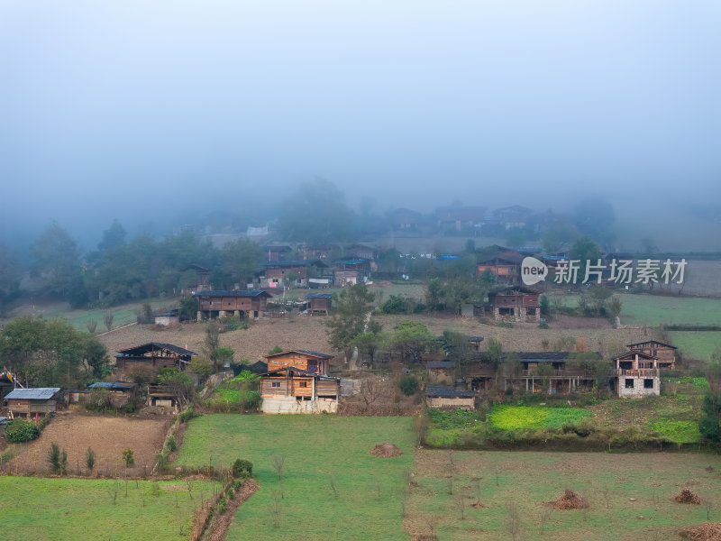 云南怒族傈僳族民俗雾里村晨雾航拍