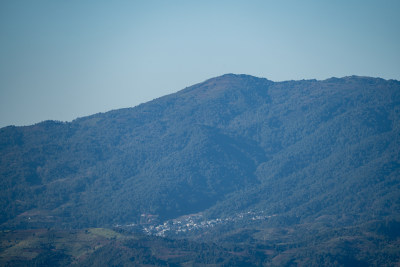 晴空下的山脉高角度视图