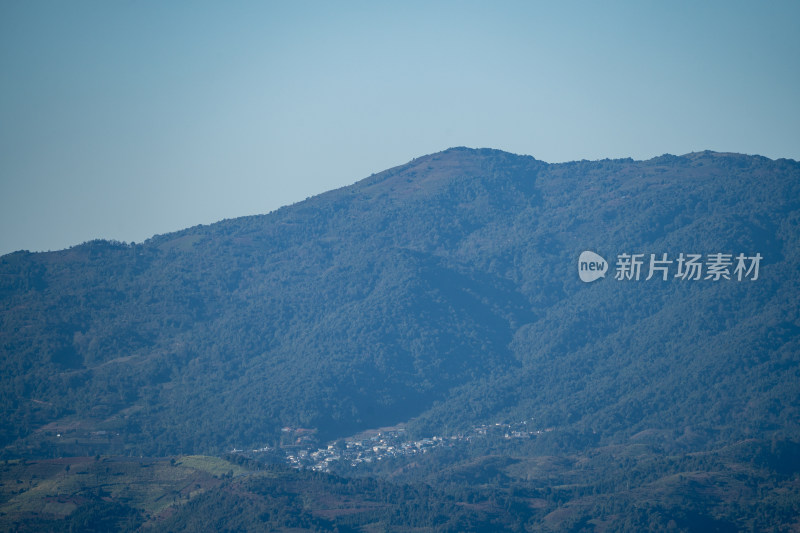 晴空下的山脉高角度视图