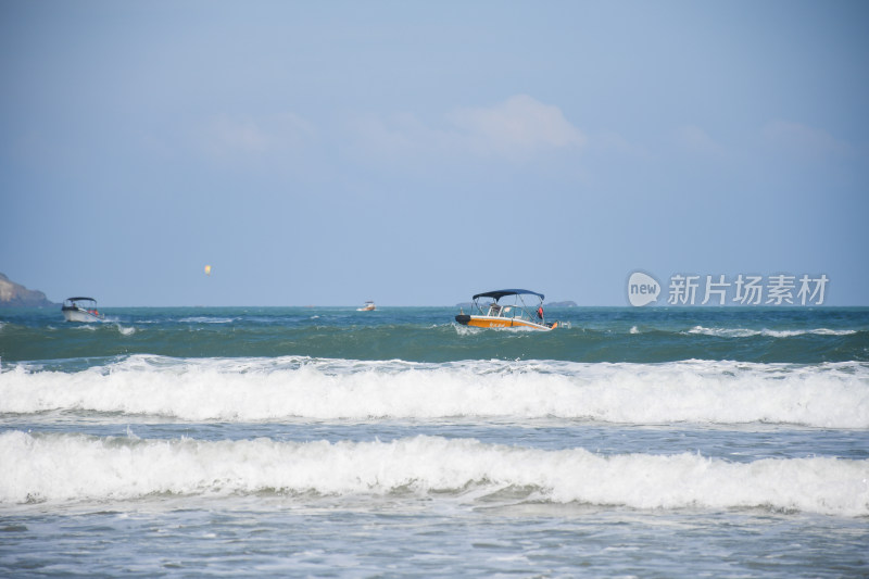 海上行驶的船只与海浪