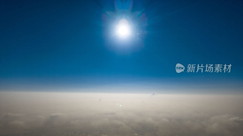 高空俯瞰云海之上的太阳