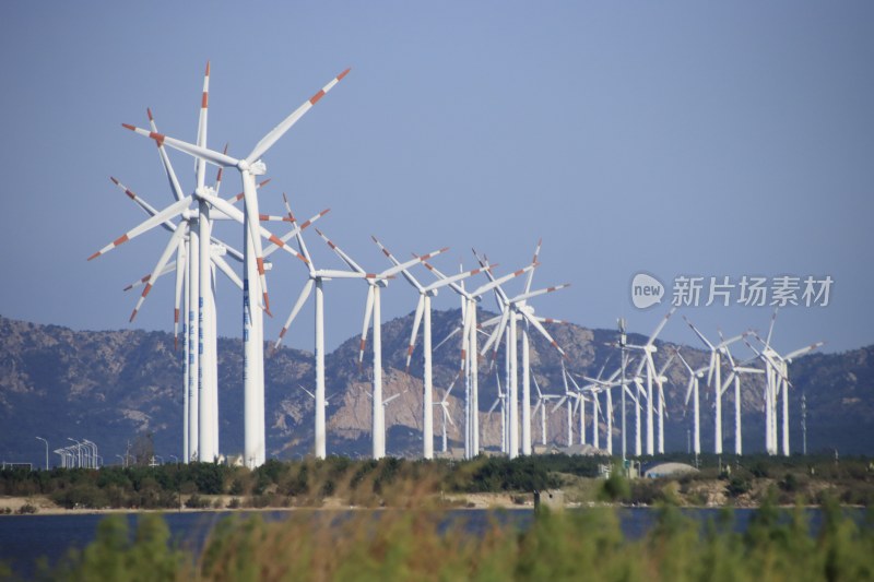 山东荣成朝阳港海湾东侧的风力发电机群