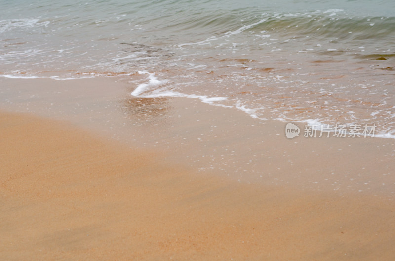 浪花和沙滩