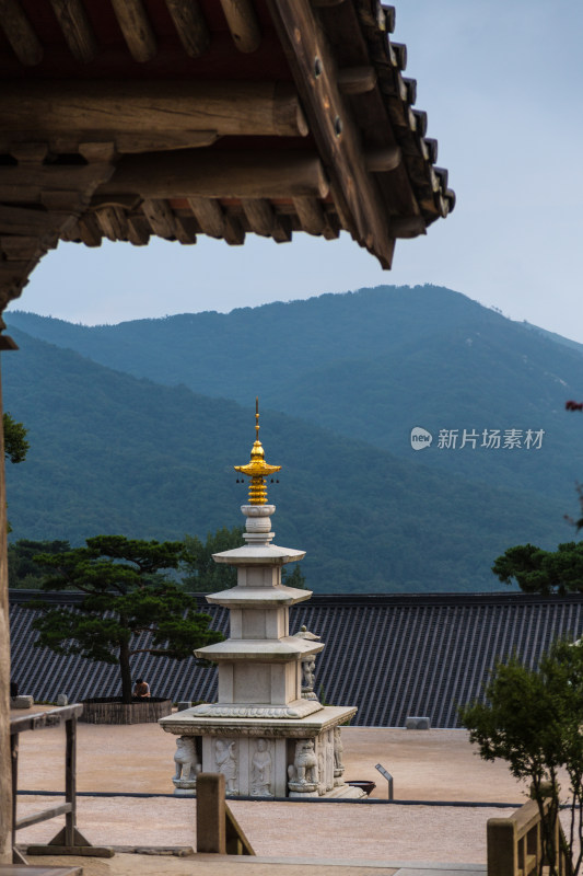 韩国寺院的白塔