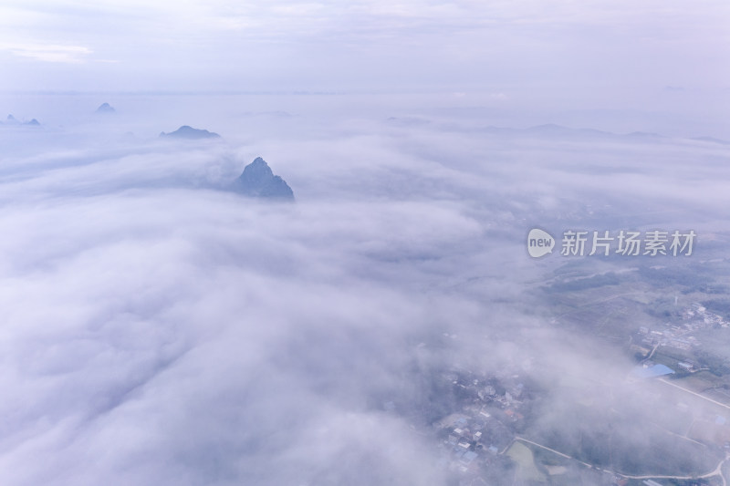 广西柳州岩溶地貌山峰平流雾航拍