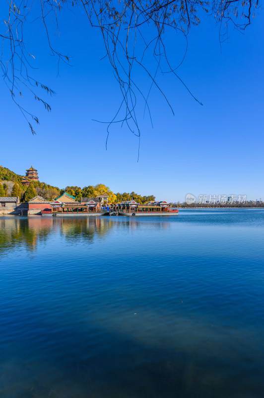 冬季蓝天下的颐和园古建筑与湖面风光