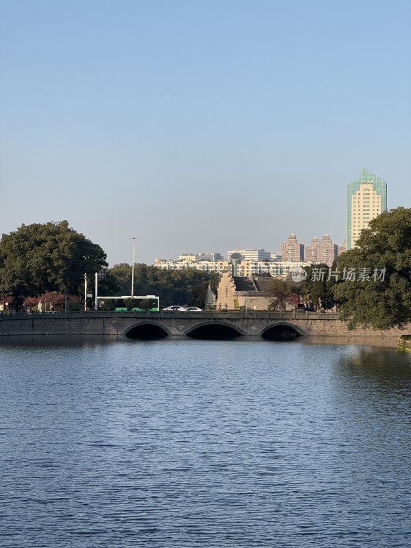 宁波月湖公园湖畔秋景