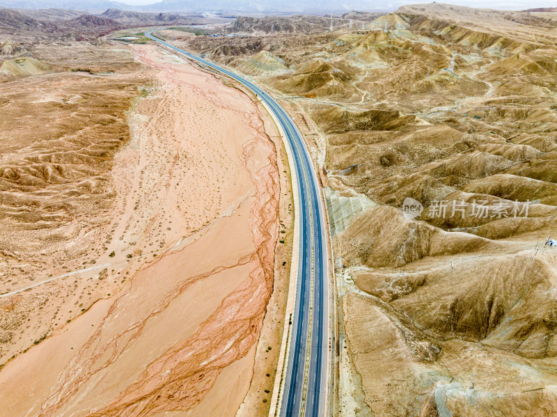 甘肃张掖，红土丹霞地带的公路航拍