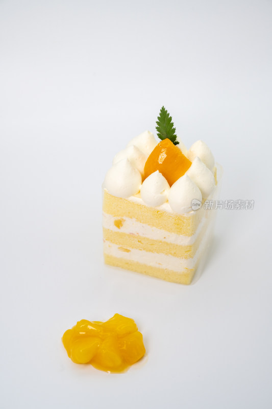 白色背景下的杨枝甘露奶油蛋糕