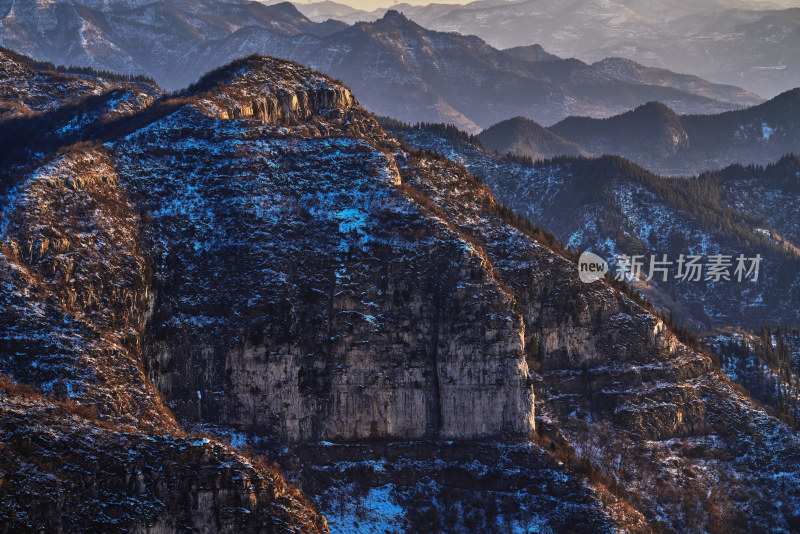 夕阳下的潭溪山